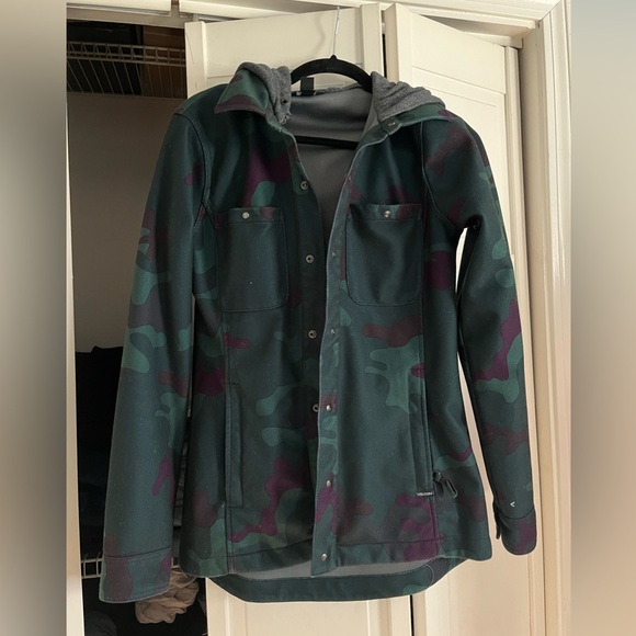 Women’s volcom camo snowboarding jacket - Picture 2 of 7